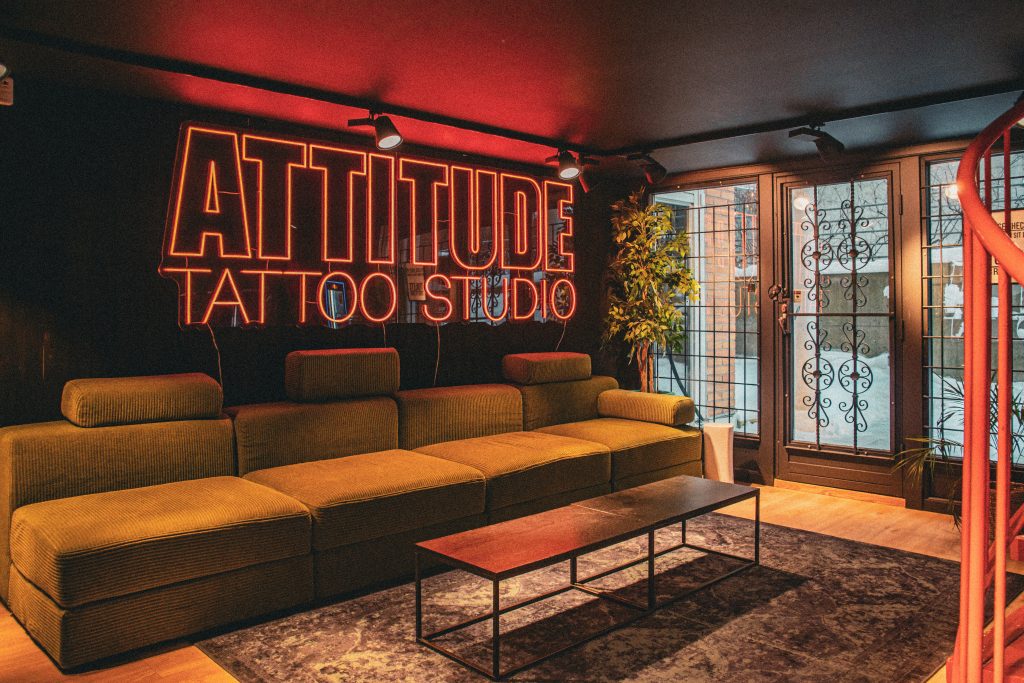 venterommet på attitude tattoo studio tatovering med grønn sofa
