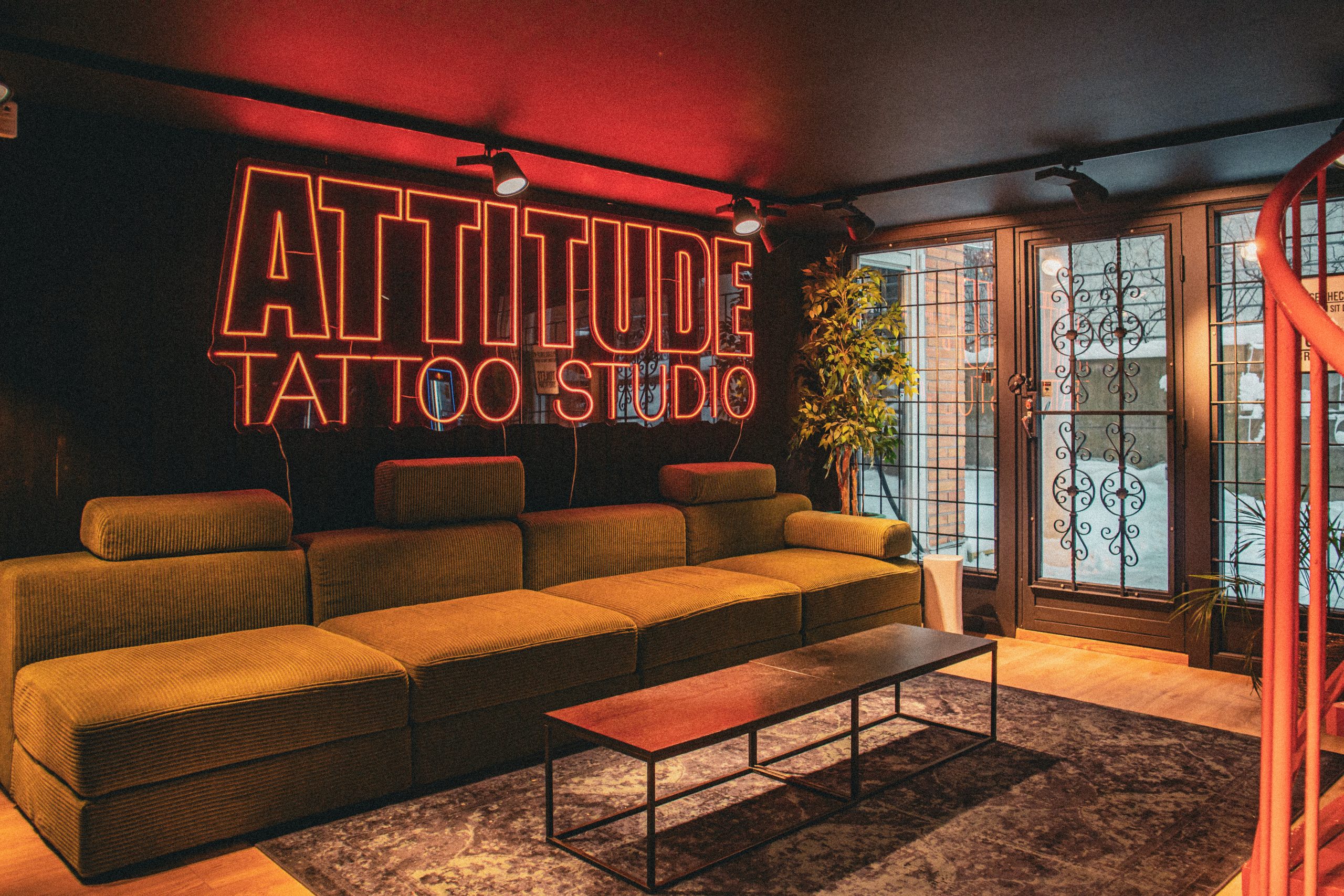 venterommet på attitude tattoo studio tatovering med grønn sofa