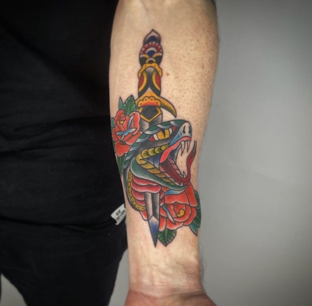 old school tatovering med dolk og slange