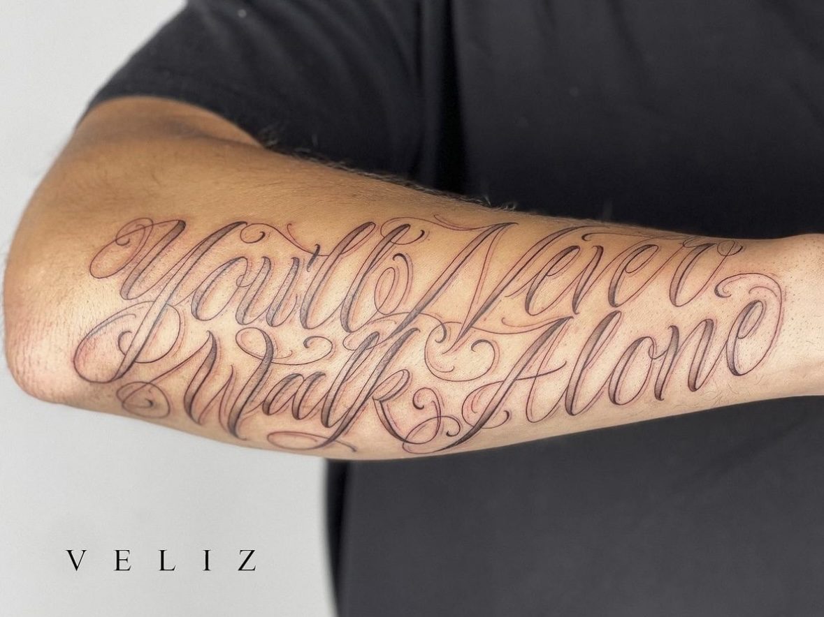 Youll never walk alone custom skrift på underarmen tatt hos Attitude tattoo studio