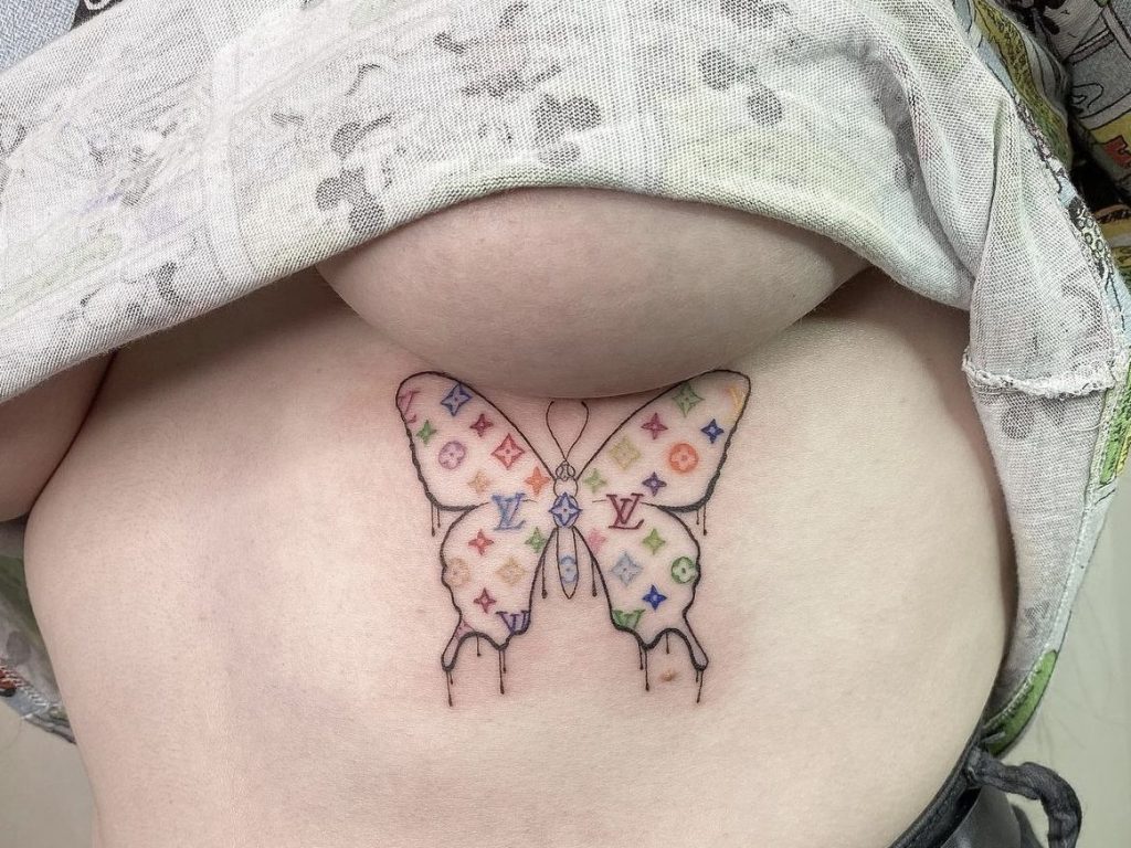 POSITIVT SELVBILDE med sommerfugl tatovering hos attitude tattoo studio