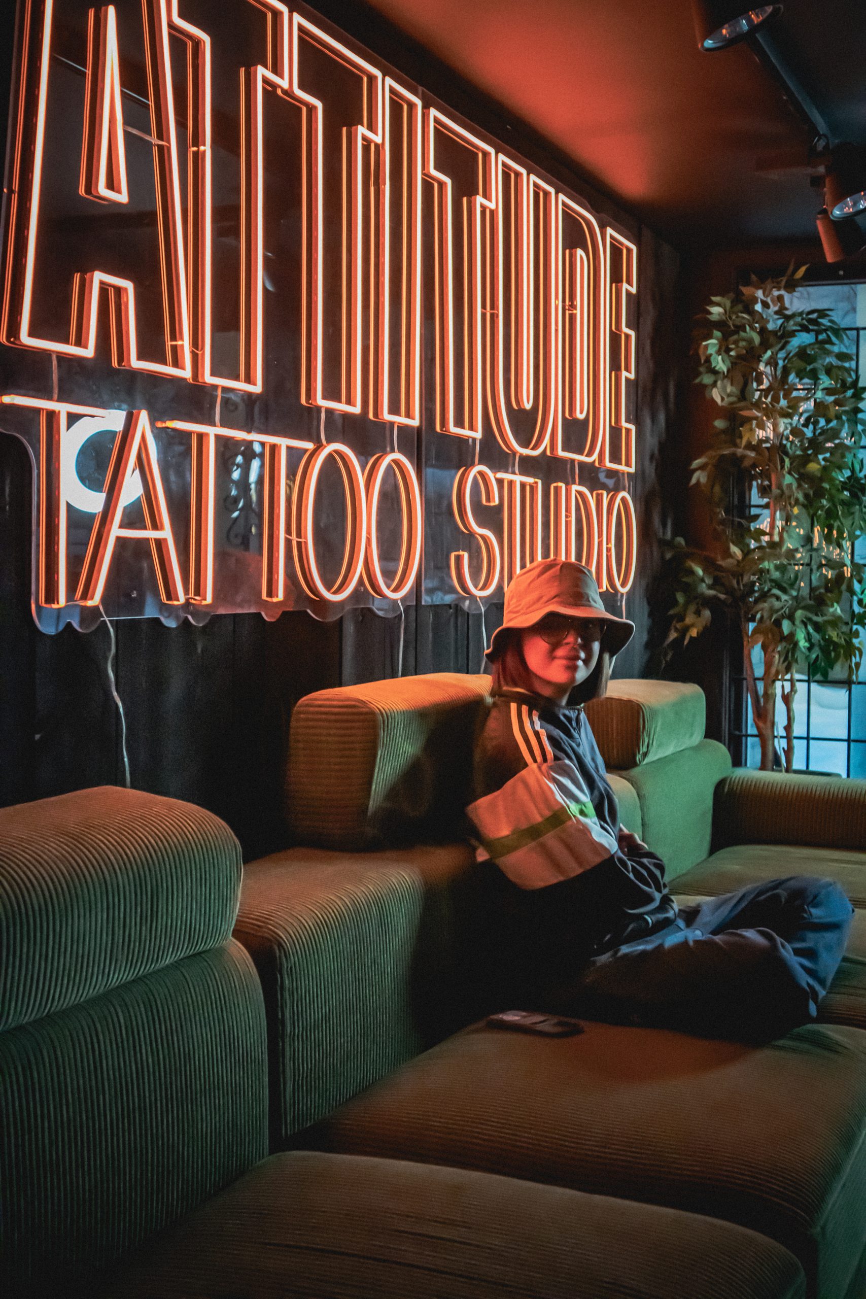 Maren Grønstad sitter i sofaen på venterommet på Attitude Tattoo Studio