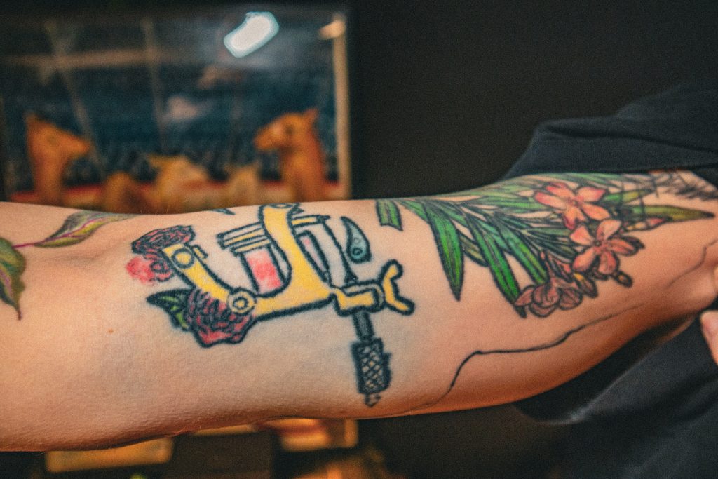 Kasia viser frem en tatovering hun ikke er så fornøyd med. Hos attitude tattoo studio